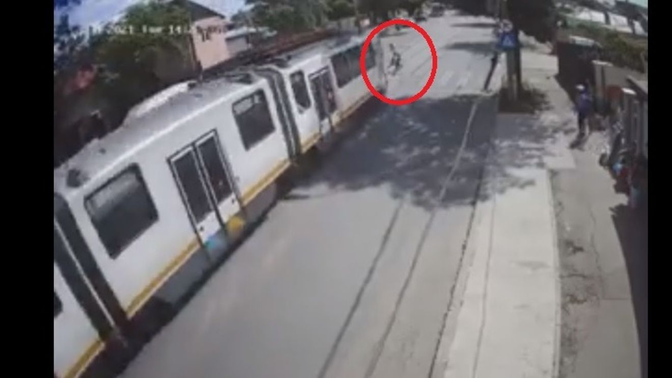 VIDEO O vatmaniță a fost la un pas să spulbere pe o trecere de pietoni din București o mamă cu trei copii. Tragedia a fost evitată în ultimul moment