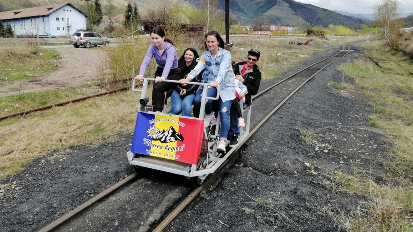 A început să circule prima ciclodrezină turistică din Valea Jiului / Nu se știe însă dacă acest proiect va fi de durată, întrucât Mina Lonea se va închide