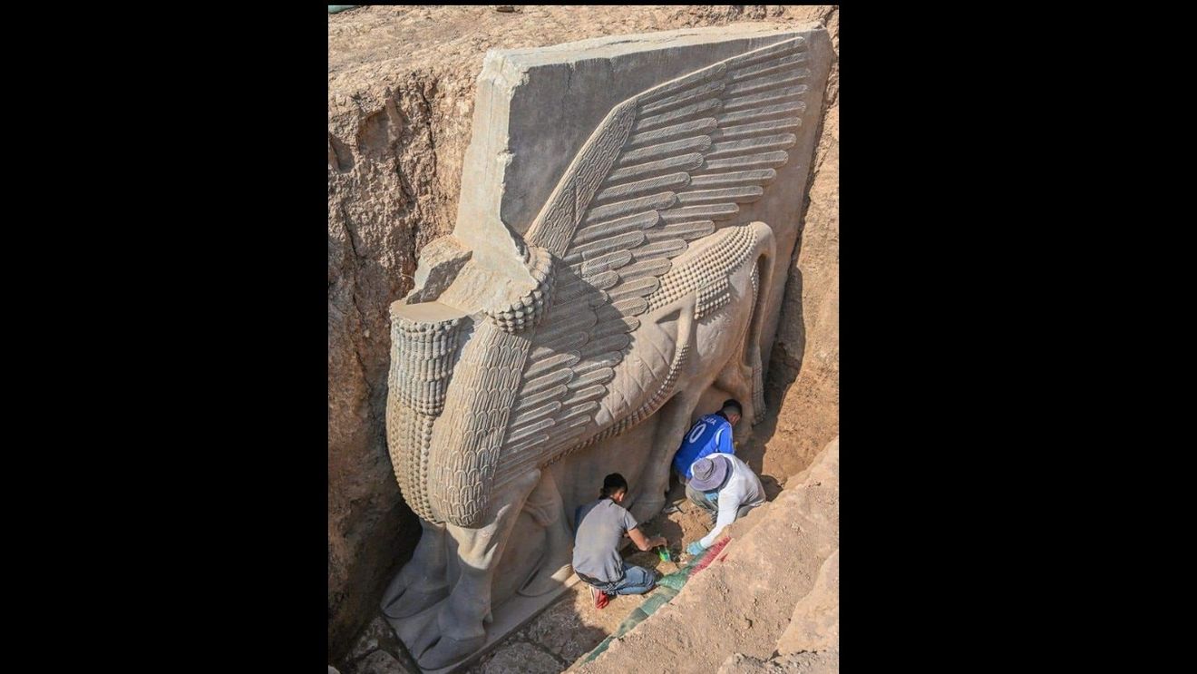 Statuia unui imens taur înaripat, veche de peste 2.700 de ani, descoperită în Irak: „Atenţia acordată detaliilor este incredibilă”