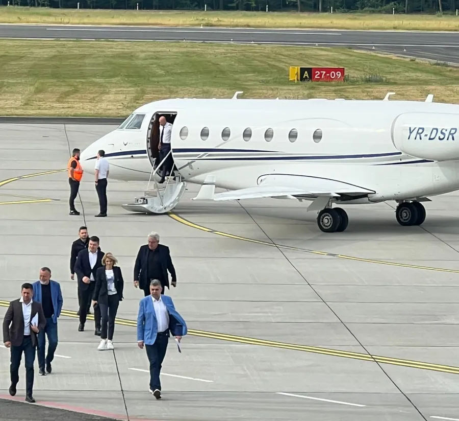 marcel Ciolacu cu avionul la Baia Mare