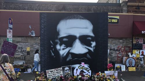 27 de milioane de dolari, atât va primi ca despăgubire familia lui George Floyd, bărbatul afro-american care și-a pierdut viața în urma intervenției brutale a poliției. Moartea lui  Floyd a stârnit proteste în întreaga lume