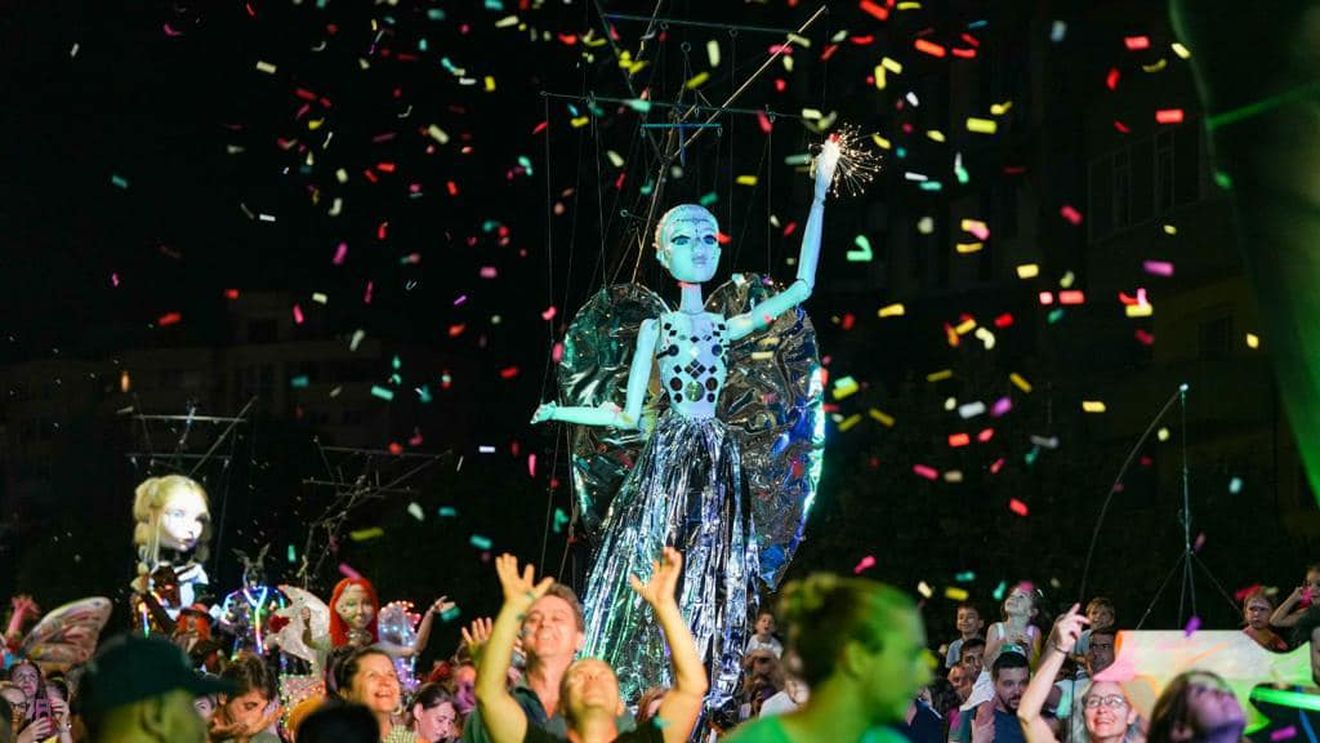 Zeci de mii de craioveni au ieșit vineri seara în stradă la parada păpușilor gigant / Festivalul Puppets Occupy Street se derulează în Craiova până 28 august
