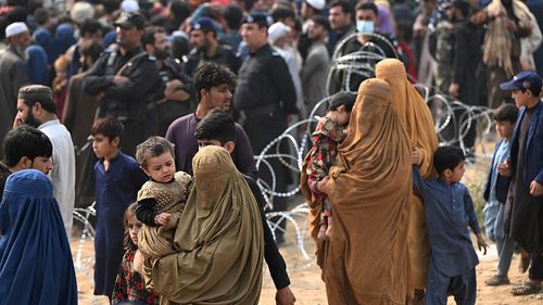Afganistanul acuză Pakistanul de atacuri aeriene la frontieră şi-l convoacă pe ambasadorul pakistanez