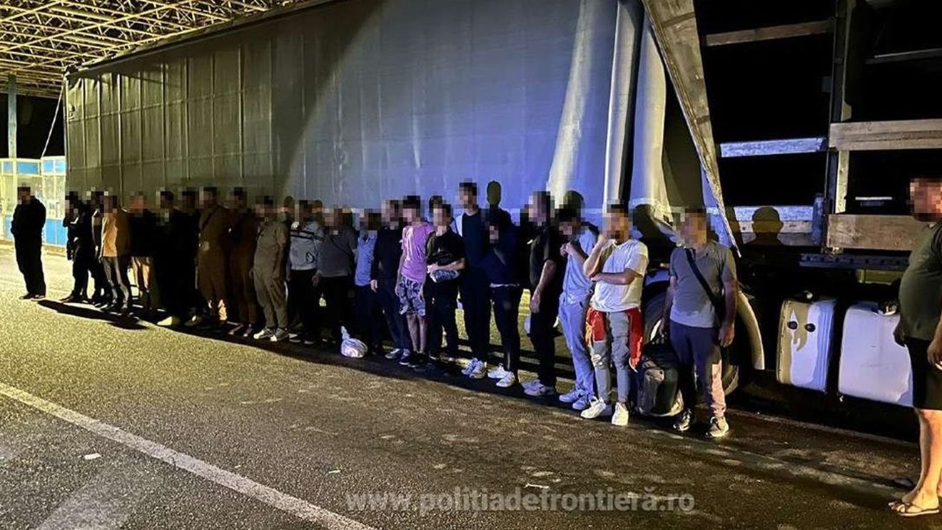 Arad: 32 de migranţi, găsiţi de poliţiştii de frontieră ascunşi într-un TIR care transporta mobilă