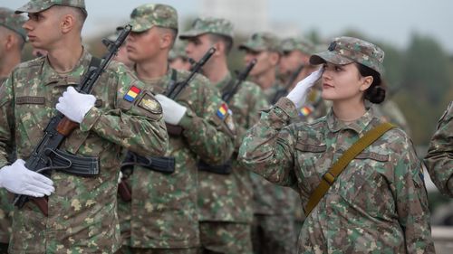 Românii, deloc încântați să facă pregătiri militare: „N-am pentru ce. N-ai ce să aperi”/ „Suntem în NATO. Avem o armată profesionistă”