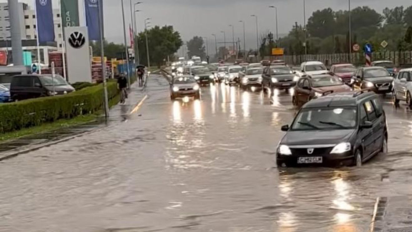 UPDATE 40 de mesaje RO-Alert trimise în jumătate de țară din cauza inundațiilor / Efectele furtunii de joi aseară: Localități fără curent, zeci de copaci căzuți, mașini și case avariate, străzi inundate