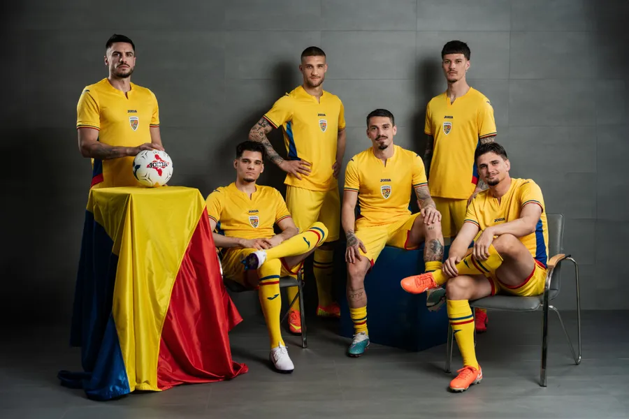 Echipamentul echipei naționale de fotbal a României, tricolorii, tricou de fotbal România, echipament de fotbal România