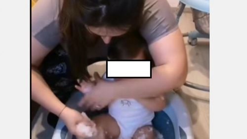 Femeie cercetată pentru rele tratamente aplicate minorului, după ce a apărut în imagini distribuite online în timp ce îşi bagă copilul într-o cădiţă plină cu zăpadă, iar copilul plânge și pare speriat