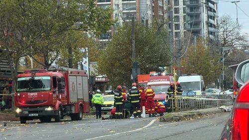Un camion a acroşat un fir de la reţeaua electrică de contact a tramvaielor în București / În cădere, cablul a rănit o femeie aflată pe trotuar / 6 linii de transport sunt blocate