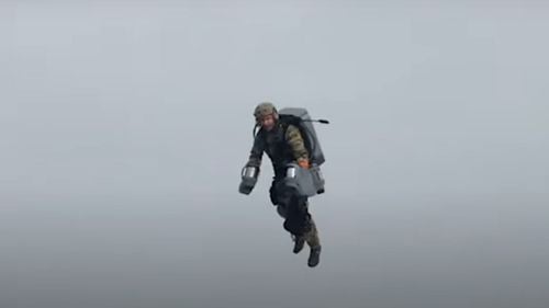 VIDEO Un membru al Marinei Regale britanice a testat un costum cu propulsie