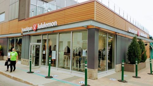 Compania Lululemon, evaluată la 45 de milliarde de dolari, este acuzată de ipocrizie după promovarea unui tutorial "de rezistență la capitalism"