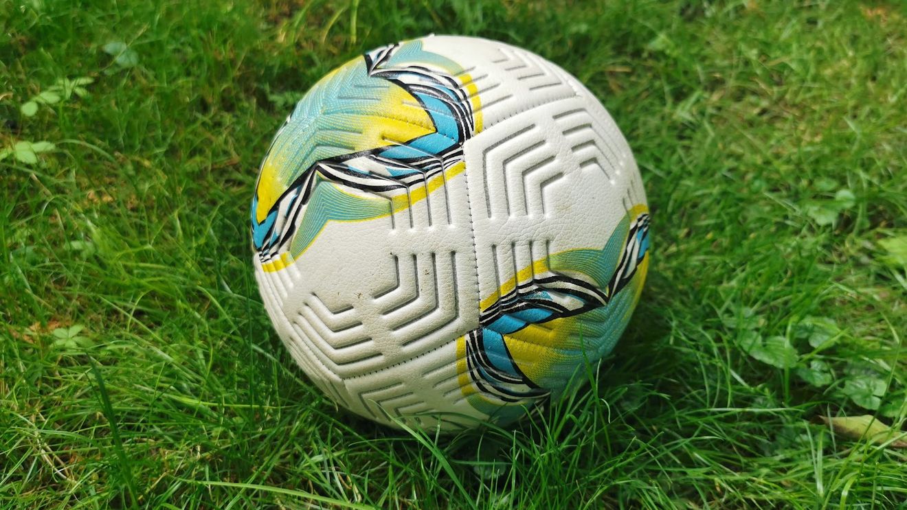Rivalitate dusă dincolo de teren - Un angajat al barului de pe Etihad a fost demis pentru că purta un tricou cu rivala Manchester United la derby-ul orașului