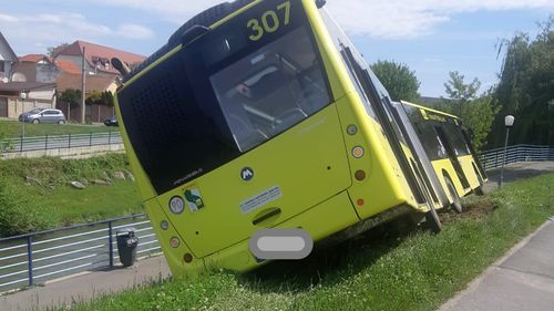 Un autobuz cu 30 de pasageri din Sibiu, la un pas de tragedie după ce șoferului i s-ar fi făcut rău la volan