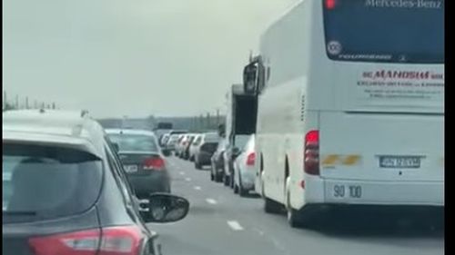 Trafic intens pe A1, Bucureşti - Piteşti, la intrarea în capitală şi pe A2, pe sensul de mers Constanţa - Bucureşti, la finalul minivacanţei de Rusalii / Coloane de autovehicule între Predeal şi Buşteni, precum şi în Comarnic