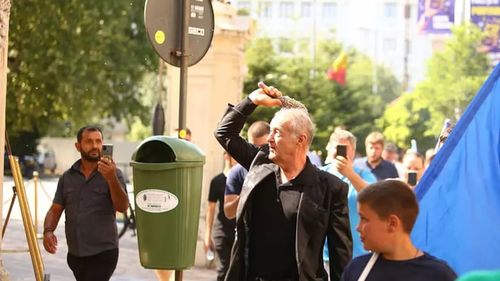 Gigi Becali a refăcut marșul Bucharest Pride, aruncând cu agheasmă, într-o manifestație aprobată de Primăria București. L-au însoțit în jur de 100 de persoane