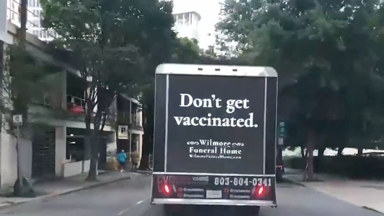 Campanie inedită în SUA: O mașină funerară cu mesajul ”Nu vă vaccinați” circulă pe străzile din Charlotte (Carolina de Nord)