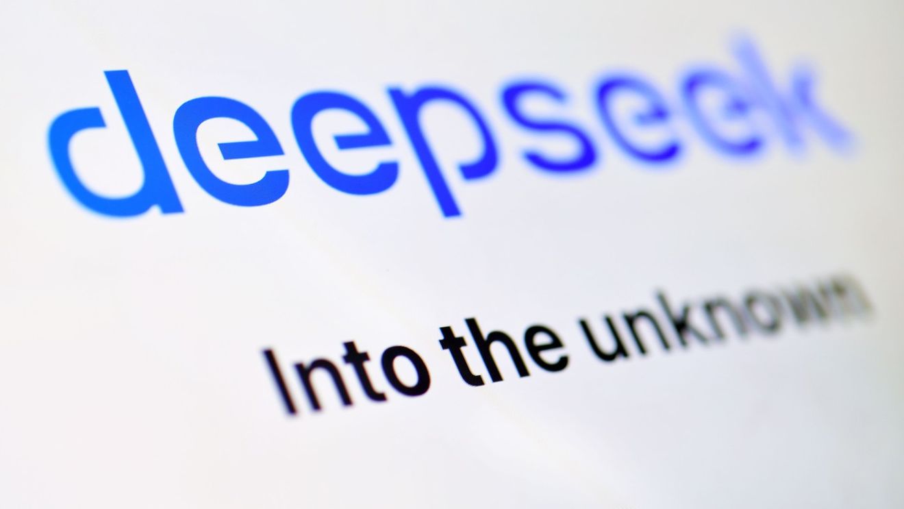 Inteligența artificială dezvoltată de compania chineză DeepSeek ar fi folosit modelul ChatGPT, cu încălcarea condițiilor de utilizare, susține OpenAI