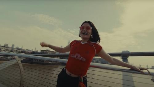 Cântăreaţa britanică Jessie J anunţă că va fi supusă unei noi intervenţii chirurgicale, după ce a fost diagnosticată cu cancer la sân