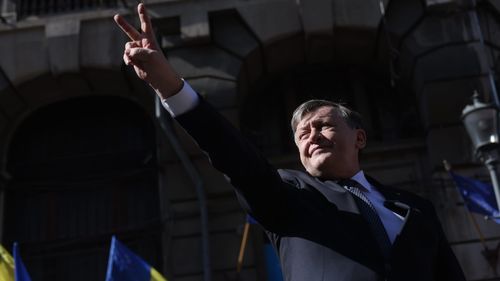 FOTO Antonescu: Am depus candidatura pentru președinția României. Au fost eforturile multora ca eu să fiu împiedicat / 1.700.000 de semnături de susținere a depus Antonescu la BEC