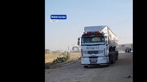 VIDEO Primele camioanele cu ajutoare de la intrarea în vigoare a armistiţiului încep să intre în Gaza