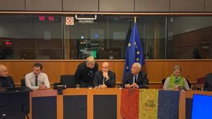 Guvernul vrea să acorde Asociației 21 Decembrie 1989 statutul de utilitate publică. Teodor Mărieș. șeful asociației de revoluționari, a cerut stoparea dosarului Revoluției în care e inculpat Ion Iliescu