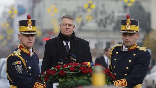 Klaus Iohannis a depus o coroană de flori la Troița din Piața Universității, în memoria victimelor Revoluției