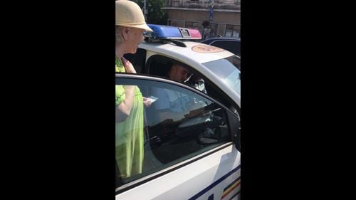 VIDEO O femeie în vârstă de 81 de ani a fost sancționată de polițiști în București pentru că a traversat pe culoarea roșie a semaforului / Ea spune că a pornit pe verde, dar semaforul s-a schimbat când era la jumătatea drumului