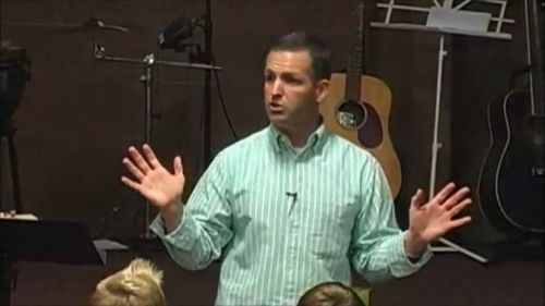 Investigație ”Să fie lumină”: Un american a fondat la Cluj o sectă ai cărei adepți i-au dat orbește ascultare vreme de zece ani. Pastorul le spunea când să-și dea demisia de la slujbă sau le interzicea să meargă la școală