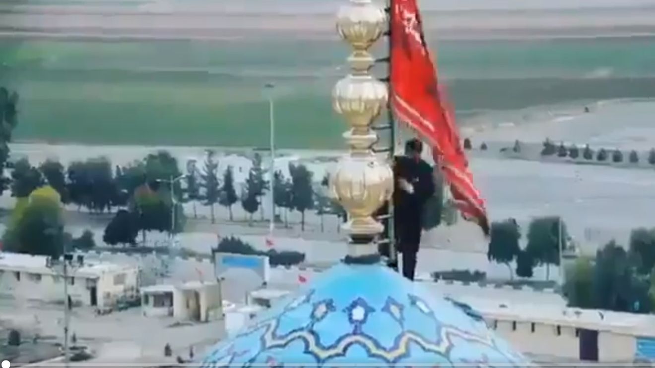 VIDEO Moscheea unui oraș din Iran a arborat pentru prima dată steagul roșu, simbol al îndemnului la răzbunare în tradiția șiită