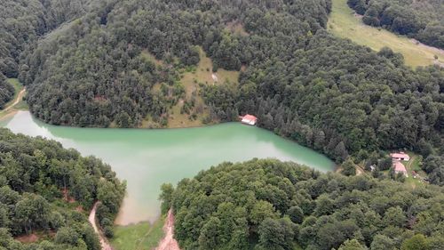 VIDEO Pauza de respirație: Peisaj de poveste, în Alba. Iezerul Ighiel, cel mai mare lac de baraj natural pe calcare din România