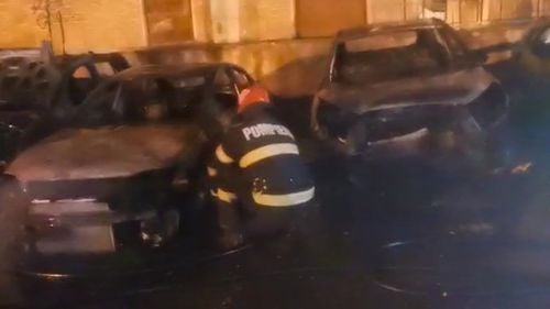 VIDEO Cinci mașini au ars complet într-o parcare din Galați/ Focul a fost pus intenționat, poliția a deschis anchetă