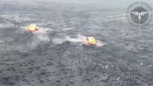 VIDEO Două transportoare blindate de trupe rusești explodează exact în același timp, după ce calcă pe mine, la distanță de câteva zeci de metri unul de altul