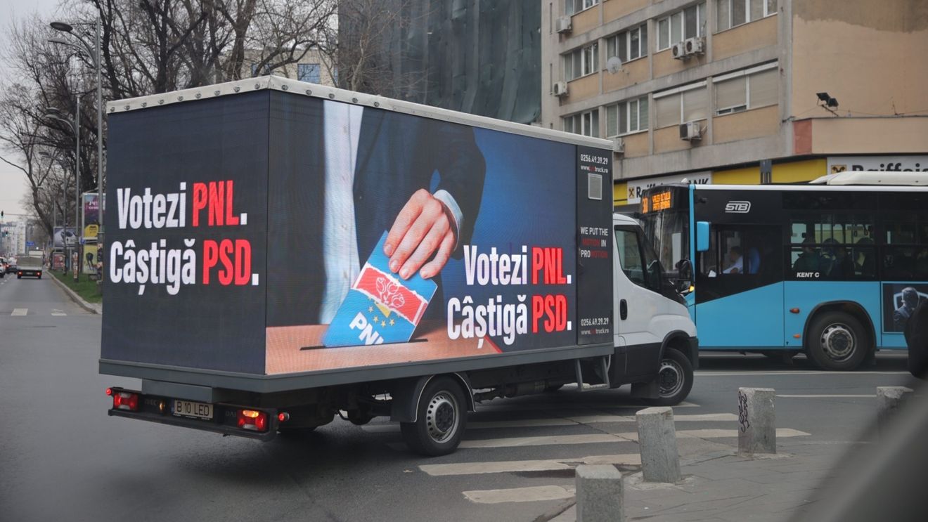 Protest USR în timpul Congresului PPE: Votezi cu PNL, câștigă PSD