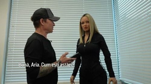 Singurătatea va fi alungată de roboți în viitor. Aria, un robot hiper-realist, este capabil să formeze relații umane complexe