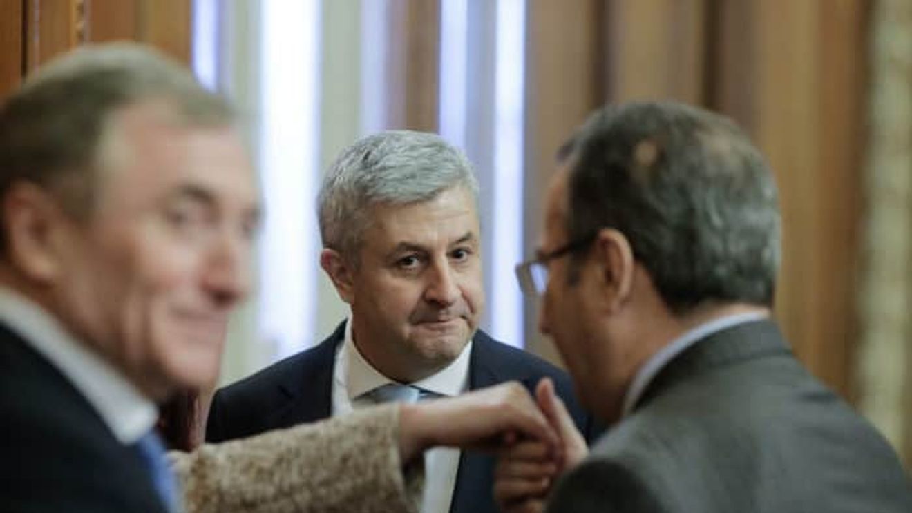 Eurobarometru: Procentul românilor care au încredere în independenţa justiţiei a scăzut în ultimul an / Principala cauză: Amestecurile şi presiunile din partea guvernului şi a politicienilor