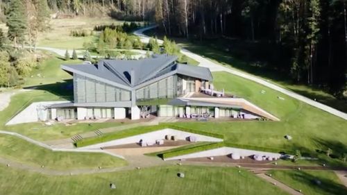 VIDEO Casa secretă a lui Putin de la granița cu Finlanda, dezvăluită de o dronă/ Proprietatea are bideuri de 10.000 de dolari bucata, iahturi, două heliporturi și o cascadă privată