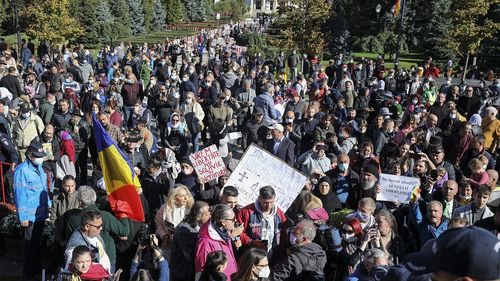 Iași: Peste 8.500 de credincioşi aşteaptă, joi seară, pe străzile din jurul Catedralei Mitropolitane din Iaşi pentru a se închina la moaştele Sfintei Cuvioase Parascheva / Zona în care va avea loc, vineri, Sfânta Liturghie a fost împodobită cu mii de crizanteme