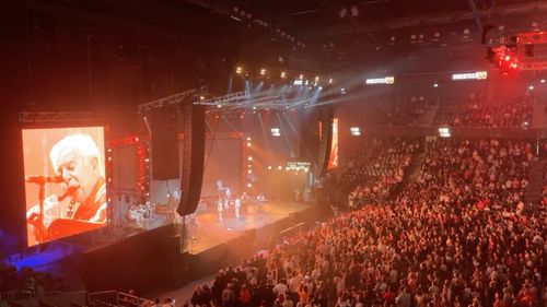 Cluj: Mii de oameni la o discotecă din Sala Polivalentă, fără mască / Nu s-a dat nicio sancțiune, deoarece se permite organizarea de evenimente în limita capacității de 70%