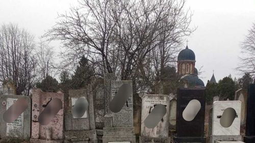 Tânărul de 18 ani care a vandalizat morminte şi monumente din Cimitirul Evreiesc din Bacău, desenând pe ele simboluri naziste, a fost plasat sub control judiciar / Care sunt acuzaţiile care i se aduc