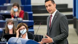 Vlad Gheorghe: Îi cer Procurorului General al României să constate că Biroul Electoral Central a comis exces de putere când a respins nemotivat toate cele 43 de cereri de renumărare a voturilor