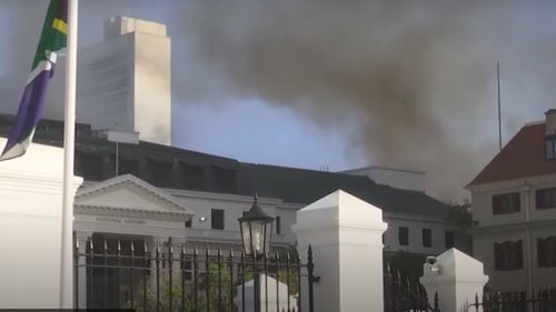 VIDEO Un incendiu violent a cuprins clădirea parlamentului Africii de Sud / Un bărbat de 51 de ani a fost reținut, suspectat că a provocat incendiul intenționat