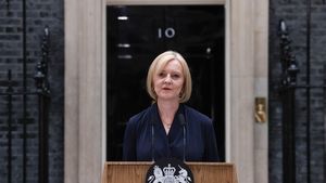Liz Truss, într-o carte de memorii: Reşedinţa premierului din Downing Street era „infestată cu purici” / Este posibil ca Dilyn, câinele lui Boris Johnson, să fi fost cauza