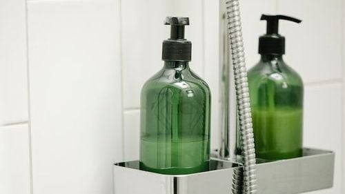 Din lipsă de bani, unul din doi francezi rămâne fără produse de igienă