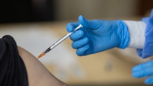 Telegraph: AstraZeneca admite într-un proces că vaccinul anti-Covid poate provoca tromboze în cazuri ”foarte rare”