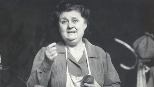 VIDEO Arhivă: Tamara Buciuceanu Botez și Toma Caragiu în sceneta ”Soția”. Doi mari actori de comedie