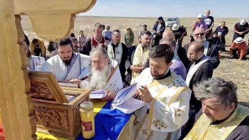 VIDEO Arhiepiscopul Tomisului s-a rugat pentru ploaie pe un câmp din apropiere de Năvodari / ”Trimite peste noi ploi bune ca să ne săturăm de apă”