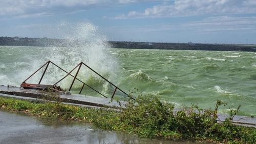 VIDEO Vântul a făcut ravagii și la Constanța/ Imagini rare cu lacul Siutghiol care ”fierbe” din cauza rafalelor puternice
