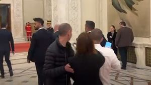 Ofițerul de presă de la Guvern care a împins ziariștii, sancționat cu reducerea salariului cu 5%, timp de o lună