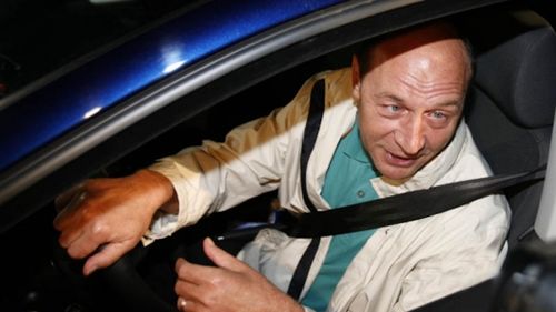 Traian Băsescu a provocat un accident rutier în București / Fostul președinte a ajuns la poliție: ”Am acroșat un semafor cu oglinda”