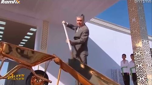 VIDEO Președintele Turkmenistanului a inaugurat un șantier cu o lopată și o roabă din aur/ Gurbangulî Berdîmuhamedov și-a ridicat anterior propria statuie din aur, dar și una uriașă care înfățișează un câine